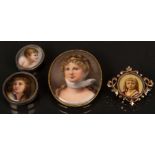 Vier Broschen. Silber bzw. vergoldete Rahmen. Porträt von Königin Louise von Preußen, dazu zwei