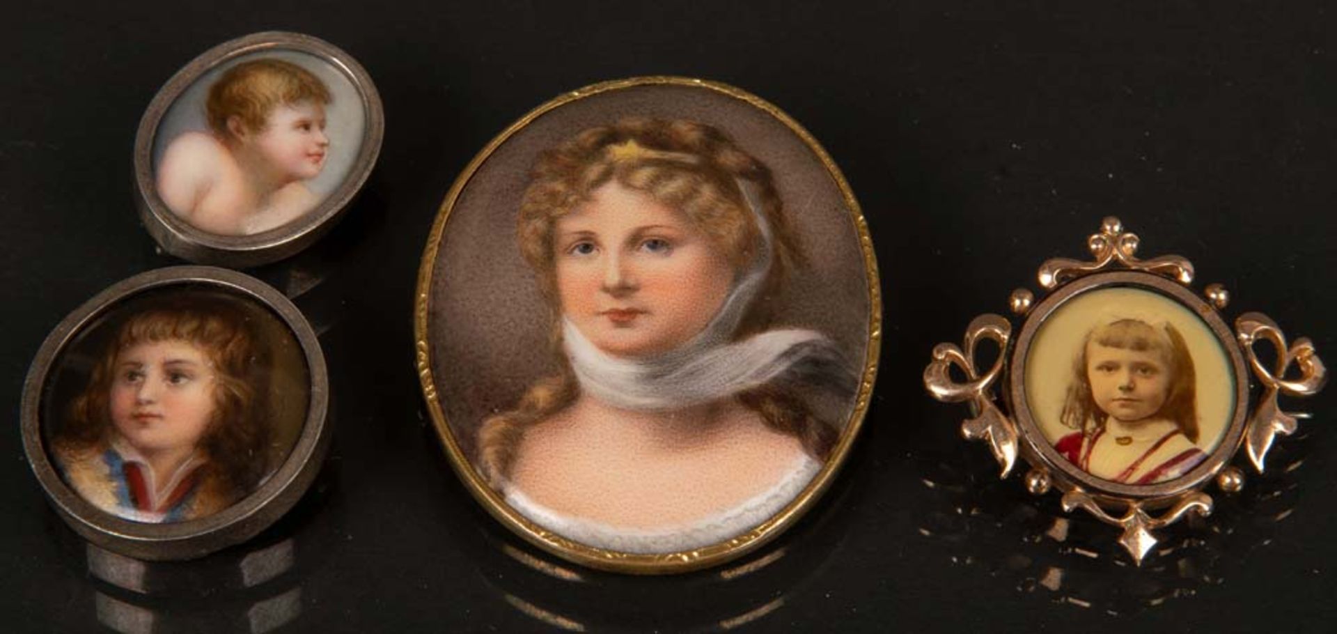 Vier Broschen. Silber bzw. vergoldete Rahmen. Porträt von Königin Louise von Preußen, dazu zwei
