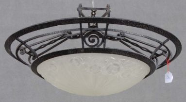 Art Déco-Deckenlampe. Frankreich 20. Jh. Metallgestell mit Glasschale, H=78 cm, D=58 cm. (Funktion