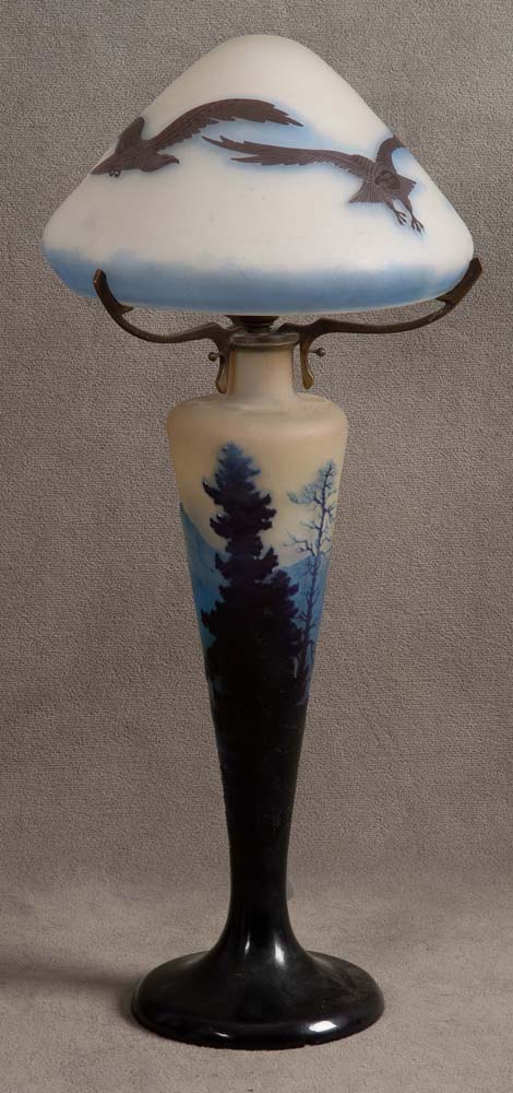 Jugendstil-Tischlampe. Nancy, Émile Gallé um 1900. Pilzförmig, beide Teile geschnitten und geätzt
