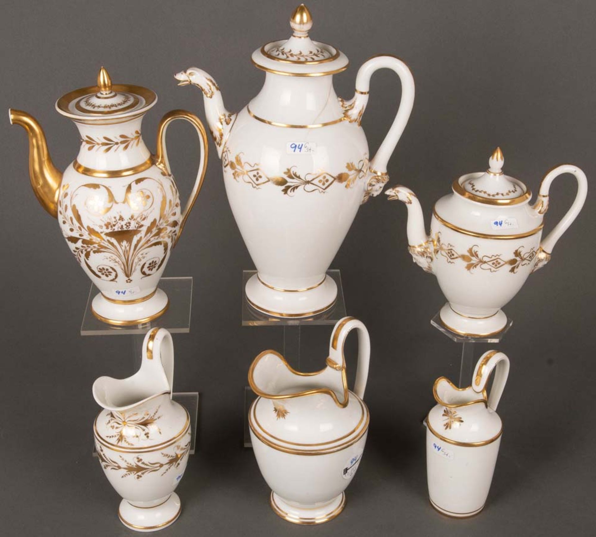 Drei Kannen und drei Milchgießer. Ludwigsburg 1806-10. Porzellan, weiß glasiert mit Goldrändern