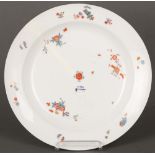 Große runde Platte. Meissen 1730-35. Porzellan, bunt bemalt mit Kakiemonblütenästen, gold