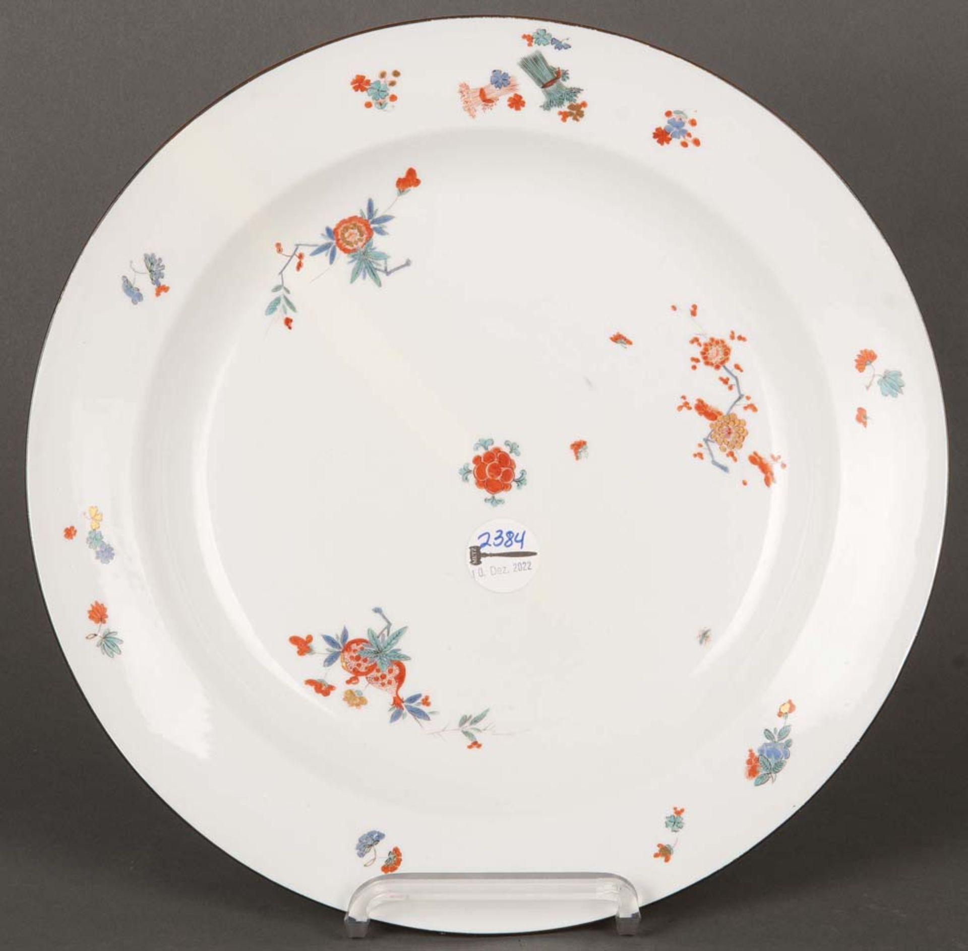 Große runde Platte. Meissen 1730-35. Porzellan, bunt bemalt mit Kakiemonblütenästen, gold