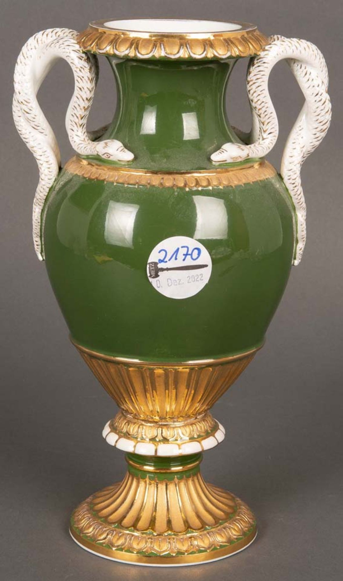 Schlangenhenkel-Vase. Meissen Pfeifferzeit 1924-1934. Porzellan, bemalt, gold gehöht, am Boden