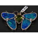 Brosche. 18 ct Gold, ca. 31 g. Besetzt mit Opal-Tripletten, Peridot, Saphir und Diamanten, ca. 3,5