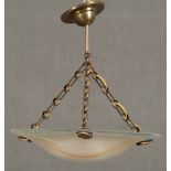 Art Déco-Deckenlampe. Frankreich, 20. Jh. Messingkette und -beschläge, überfangene Glasschale, H=