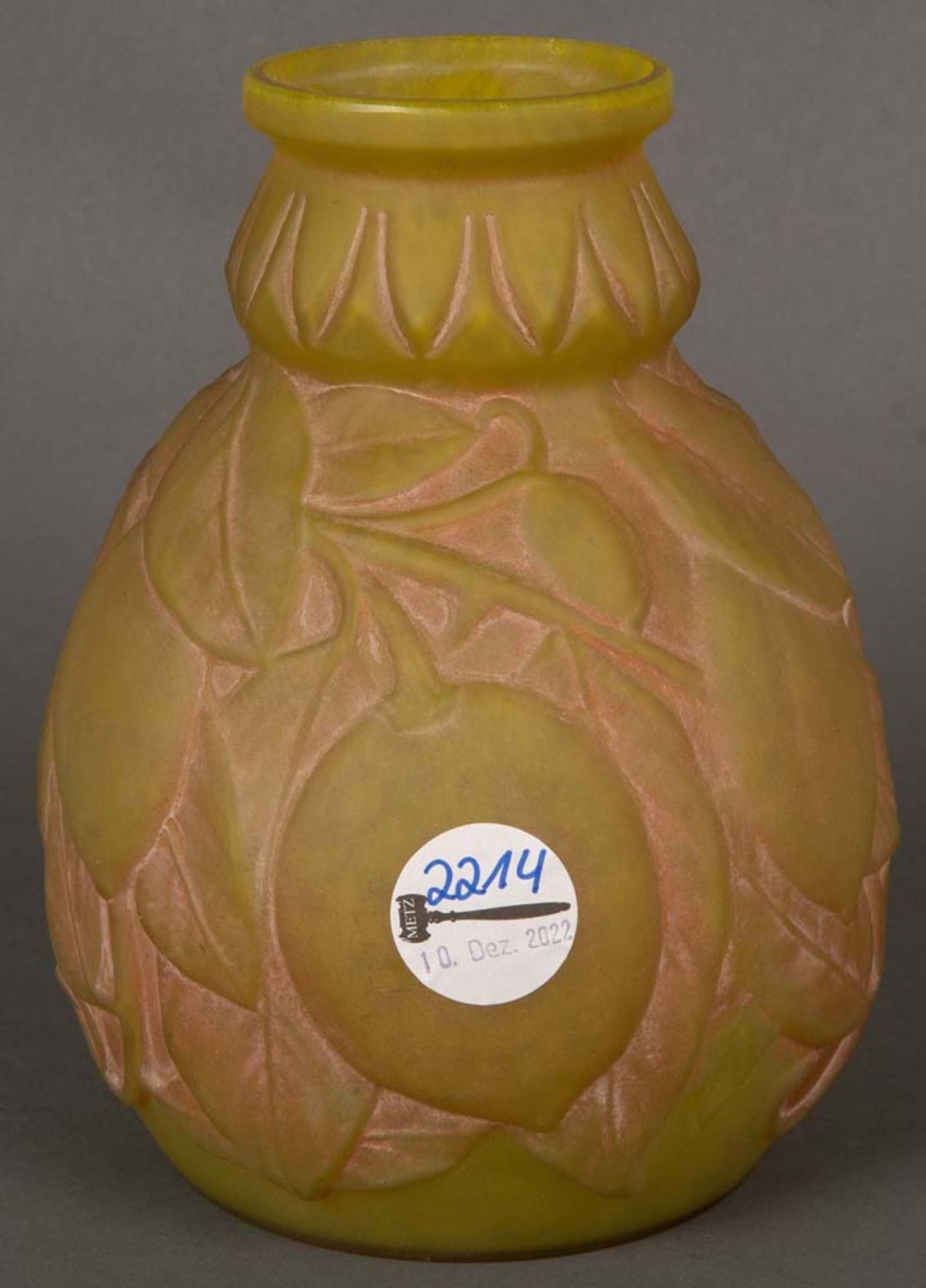 Jugendstil-Vase. Nancy, Émile Gallé 1900-1905. Farbloses Glas, farbig überfangen, geschnitten,
