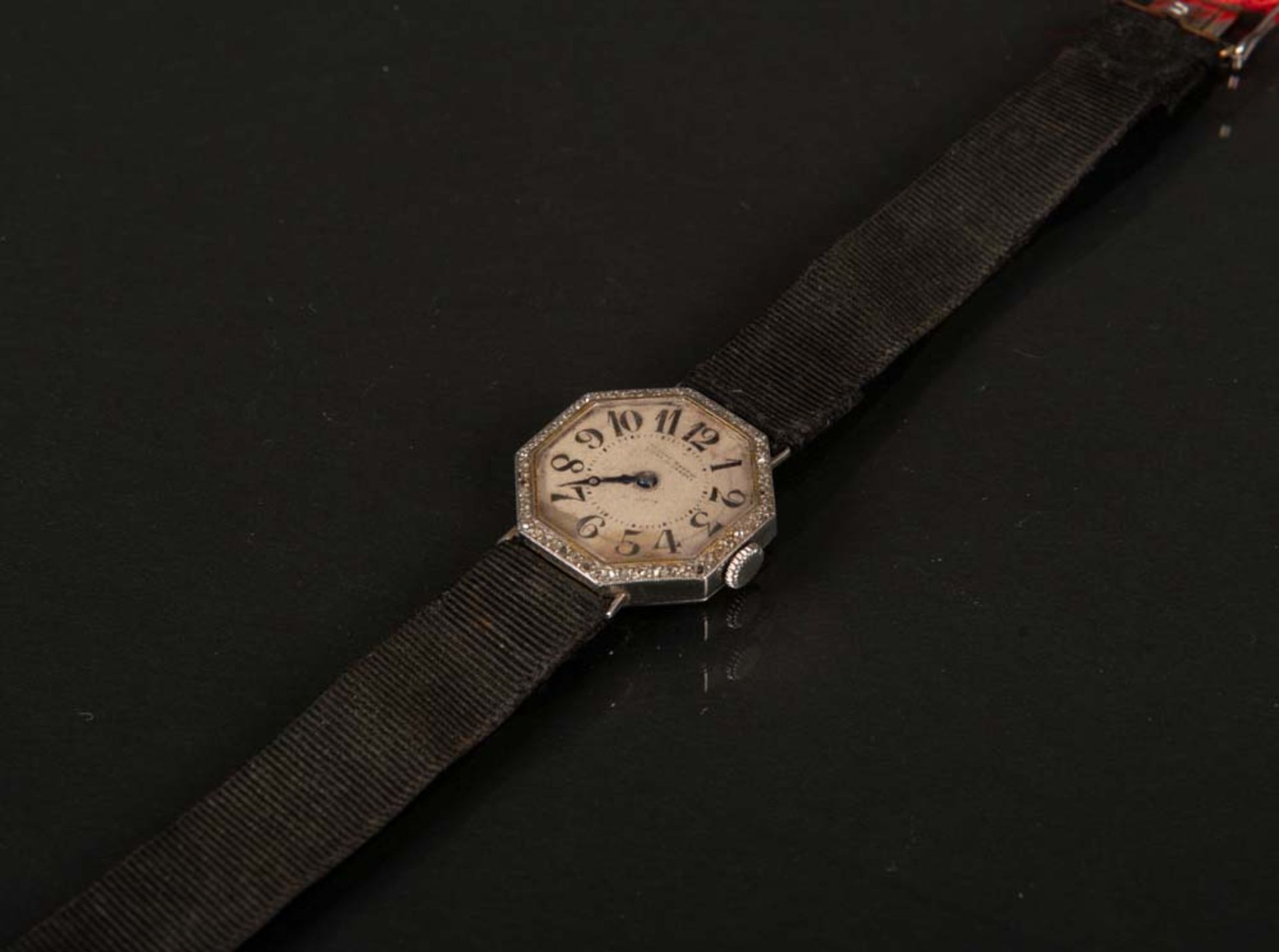 Damenarmbanduhr. Ulysse Nardin. Platin, ca. 12 g, Stoffband, Handaufzug, besetzt mit