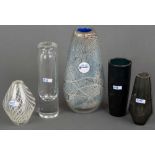 Fünf Designer-Vasen. Deutsch / Finnland 20. Jh. Farbloses Glas, teilw. überfangen, mit