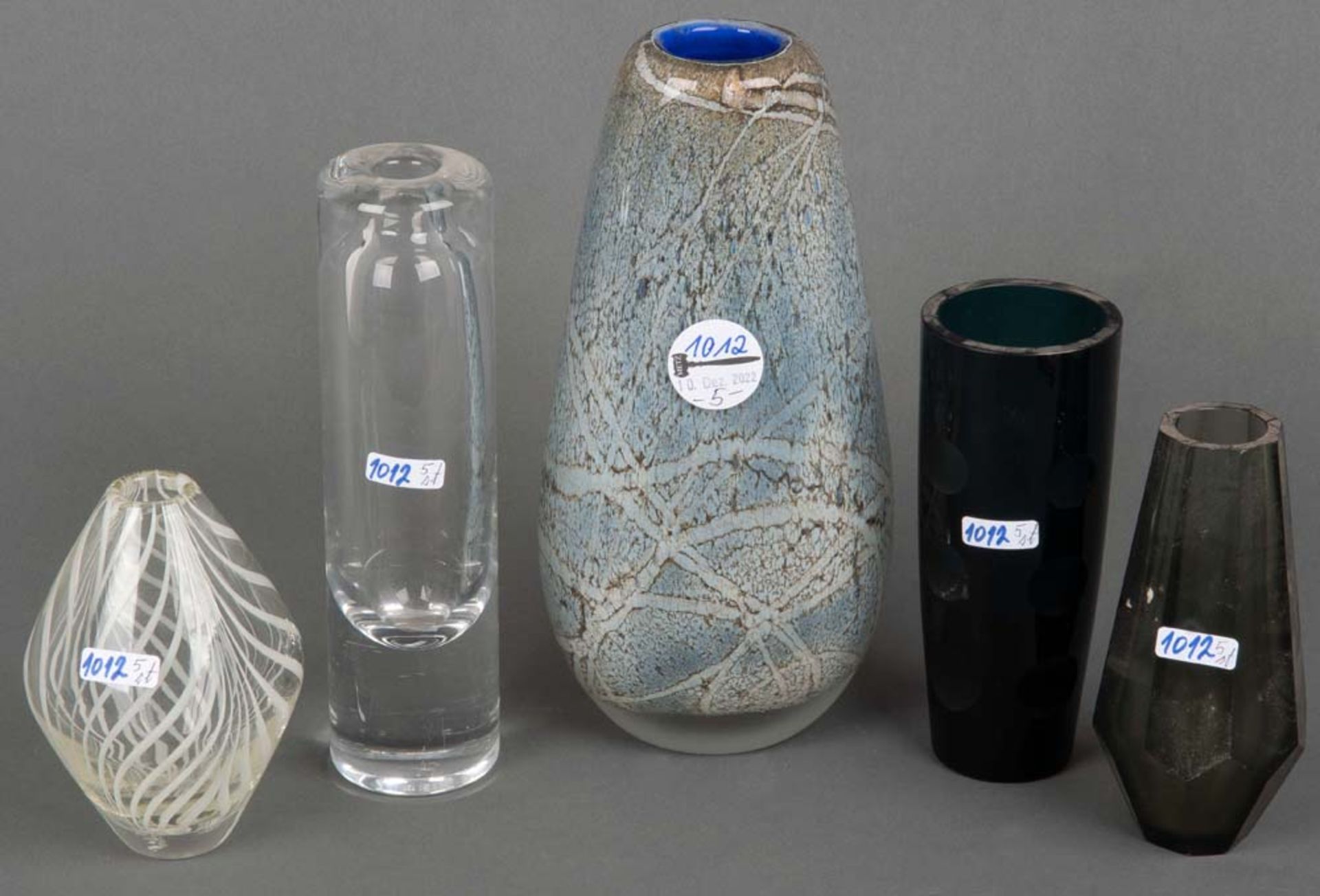 Fünf Designer-Vasen. Deutsch / Finnland 20. Jh. Farbloses Glas, teilw. überfangen, mit