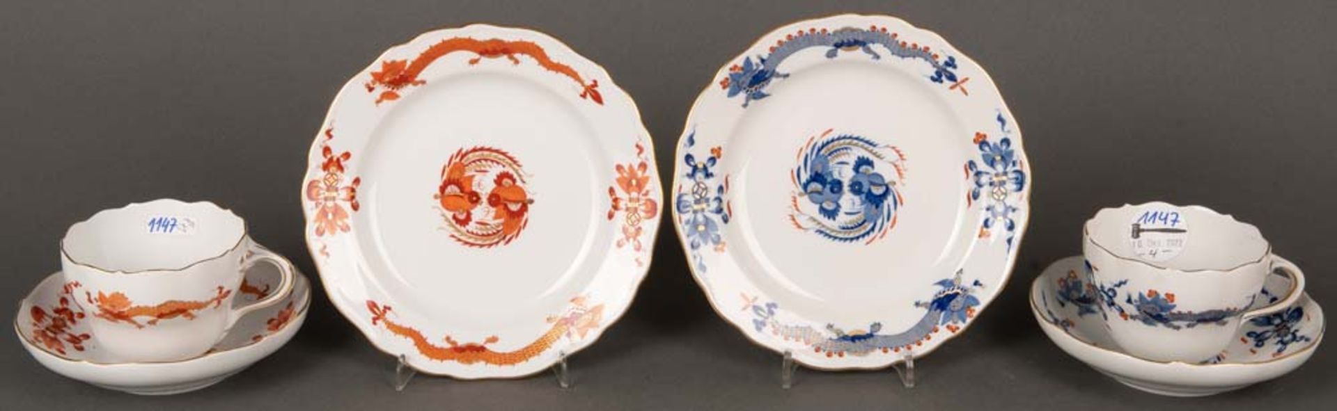 Zwei Gedecke. Meissen 20. Jh. Porzellan, Dekore „Roter Drache“ und „Blauer Drache“, gold gehöht,