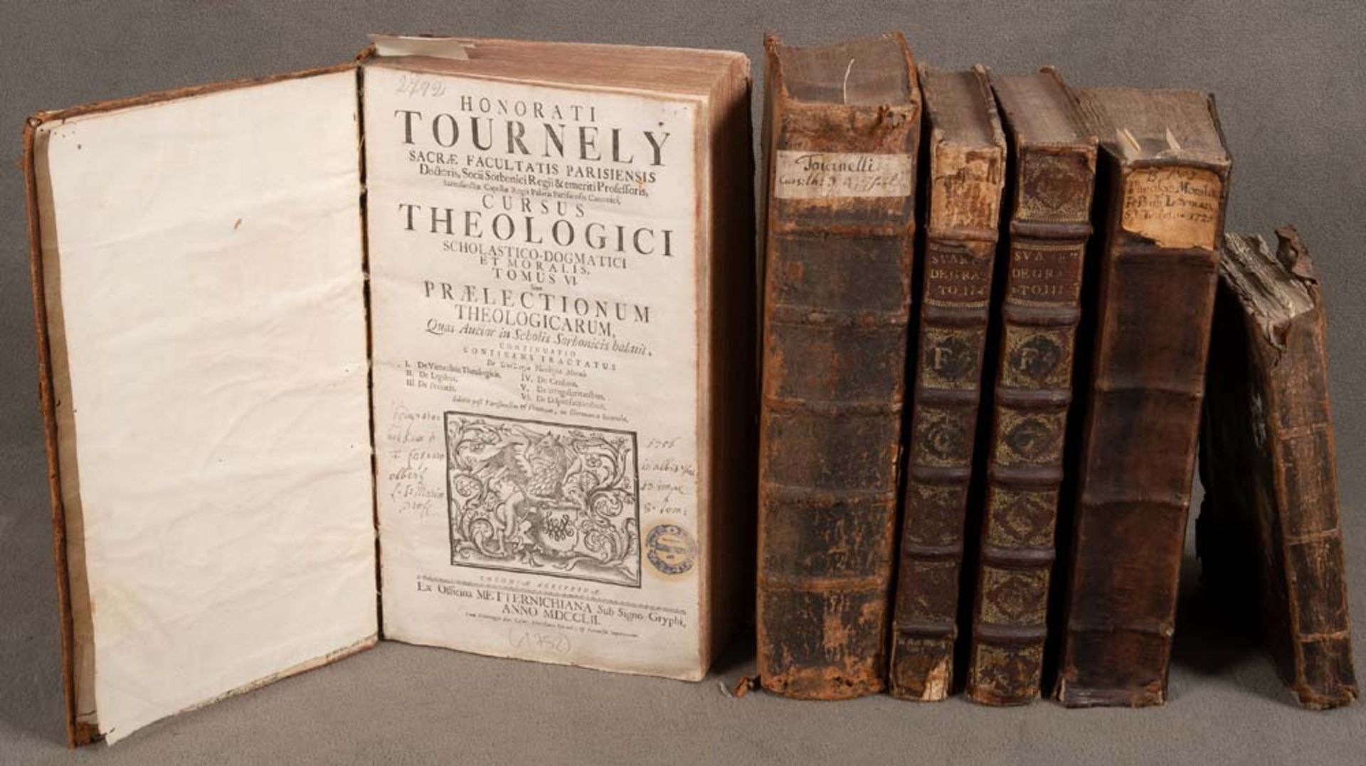 Sechs Bücher des 17. und 18. Jhs. Darunter Honorati Tournely „Cursus Theologicus (...)“ (vier