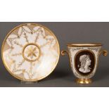 Doppelhenkeltasse mit Unterschale. Ludwigsburg 1810-15. Porzellan, beide Teile reich gold staffiert,