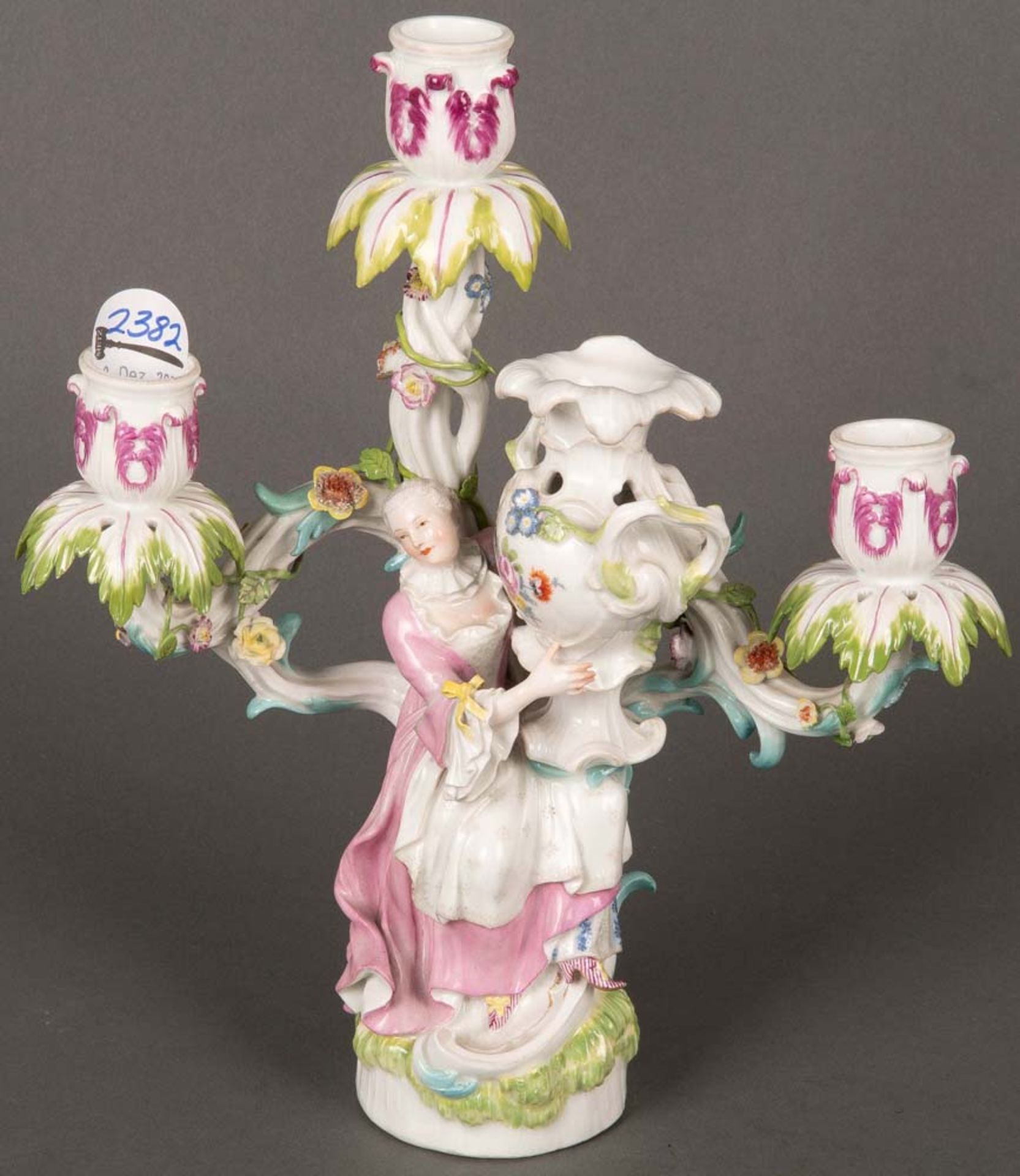 Girandole mit sitzender Dame. Meissen 1750. Porzellan, bunt bemalt, Modell von J.J. Kaendler, H=28,6