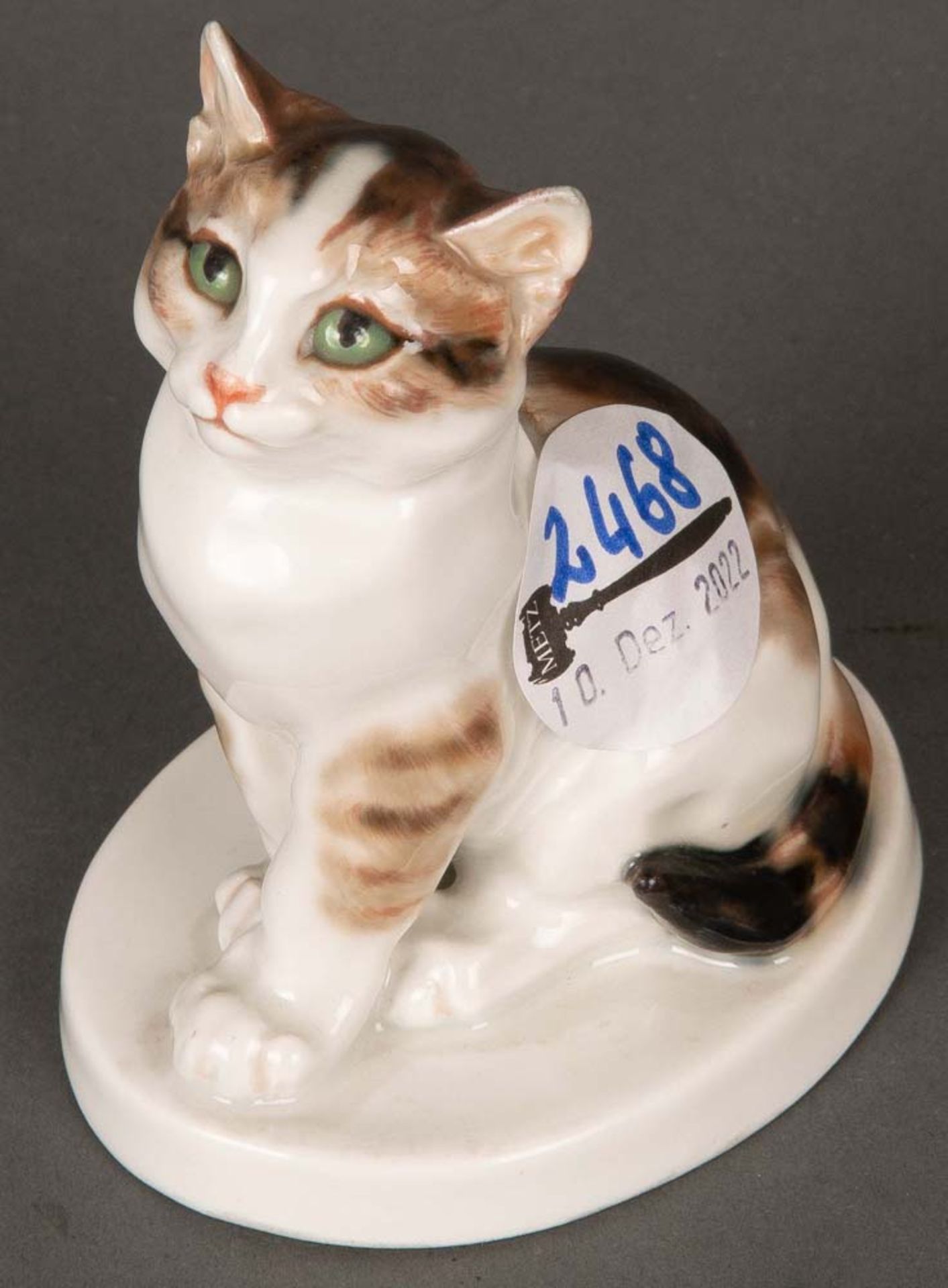 Sitzende Katze. Meissen 20. Jh. Porzellan, bunt bemalt, am Boden gemarkt Nr. V.173. Entwurf Erich