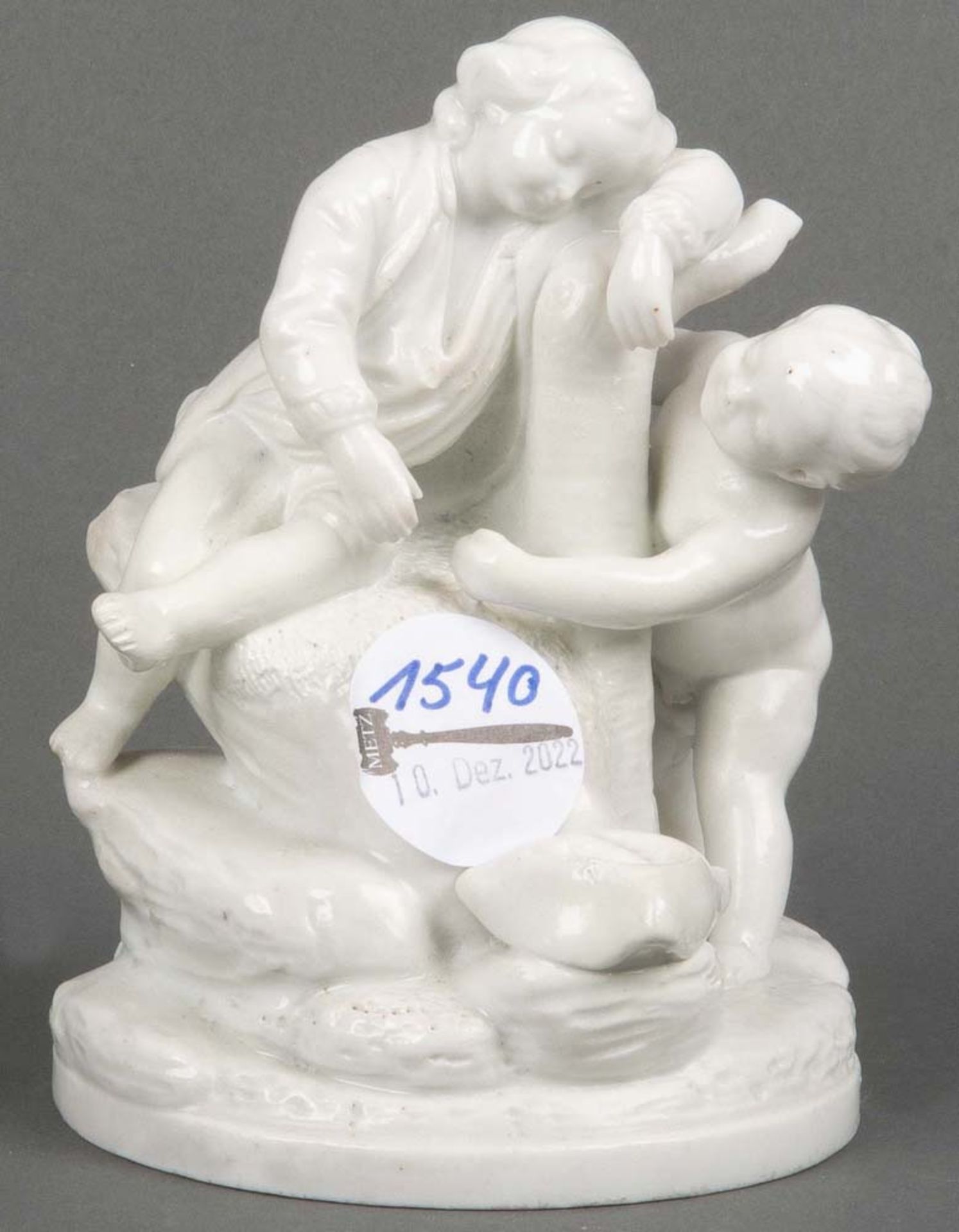 Schlafender mit Putto. Wohl Frankenthal 1780. Porzellan, weiß glasiert, ohne Marke, am Boden