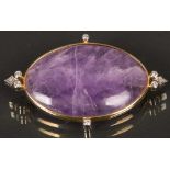 Brosche. 18 ct Gold, ca. 28 g. Mit amethystfarbigem Stein und acht Brillanten, ca. 0,30 ct.