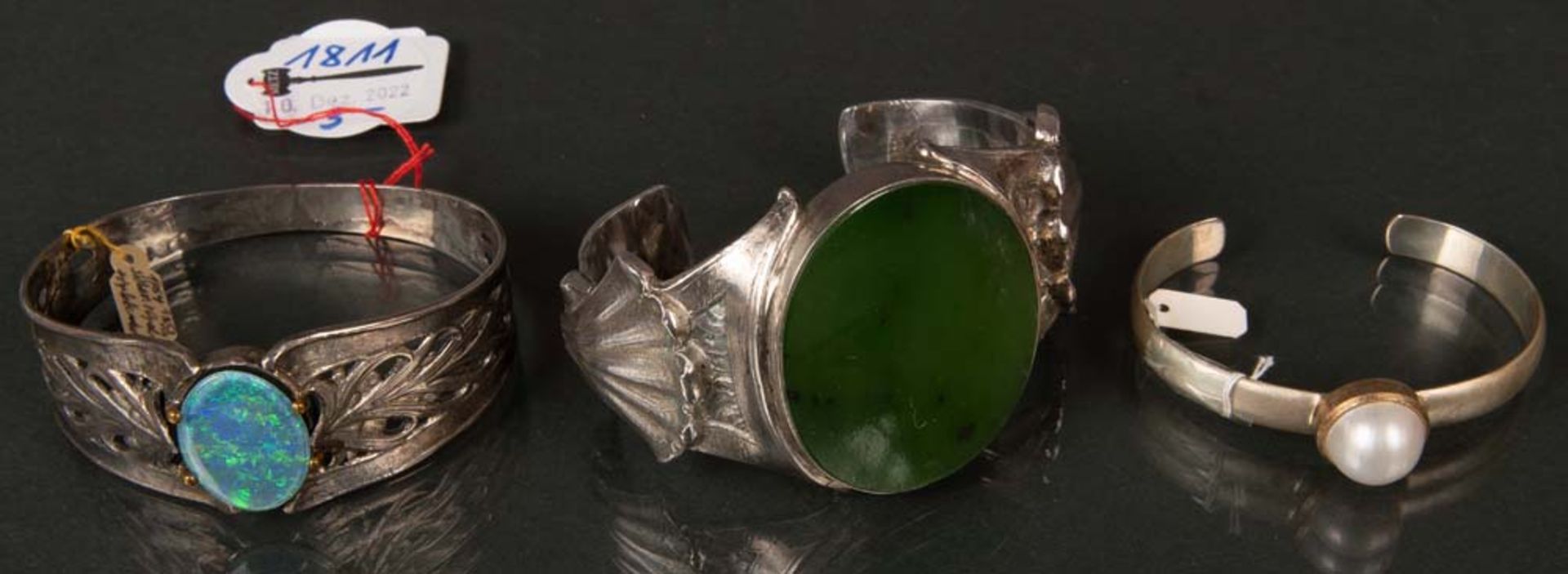 Drei Armreife. Silber, ca. 173 g. Besetzt mit Jade, Opal-Triplette und Perle.