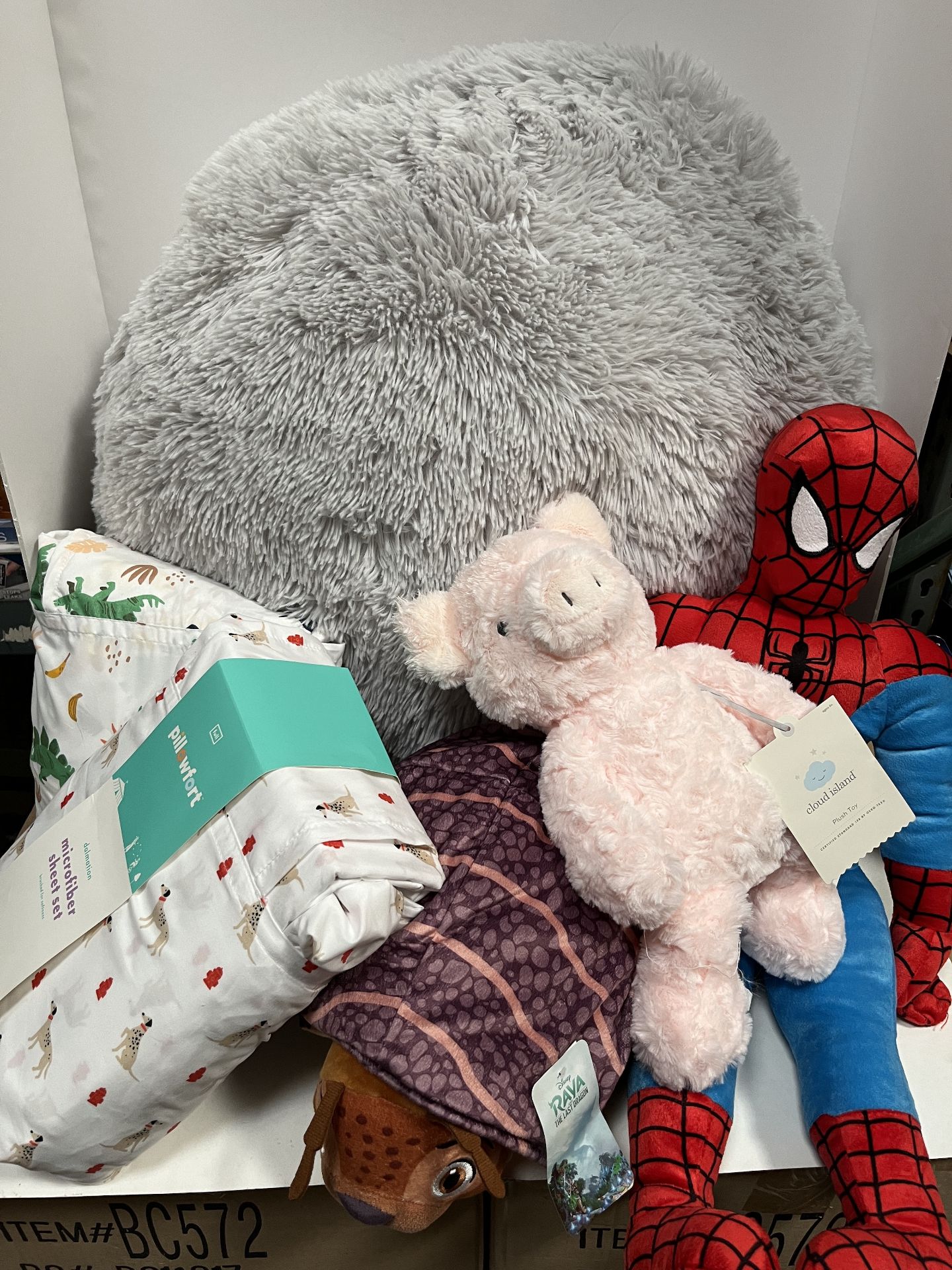 Bedding, fluffy pillow and branded stuck animals, Disney, Marvel, etc. NB3