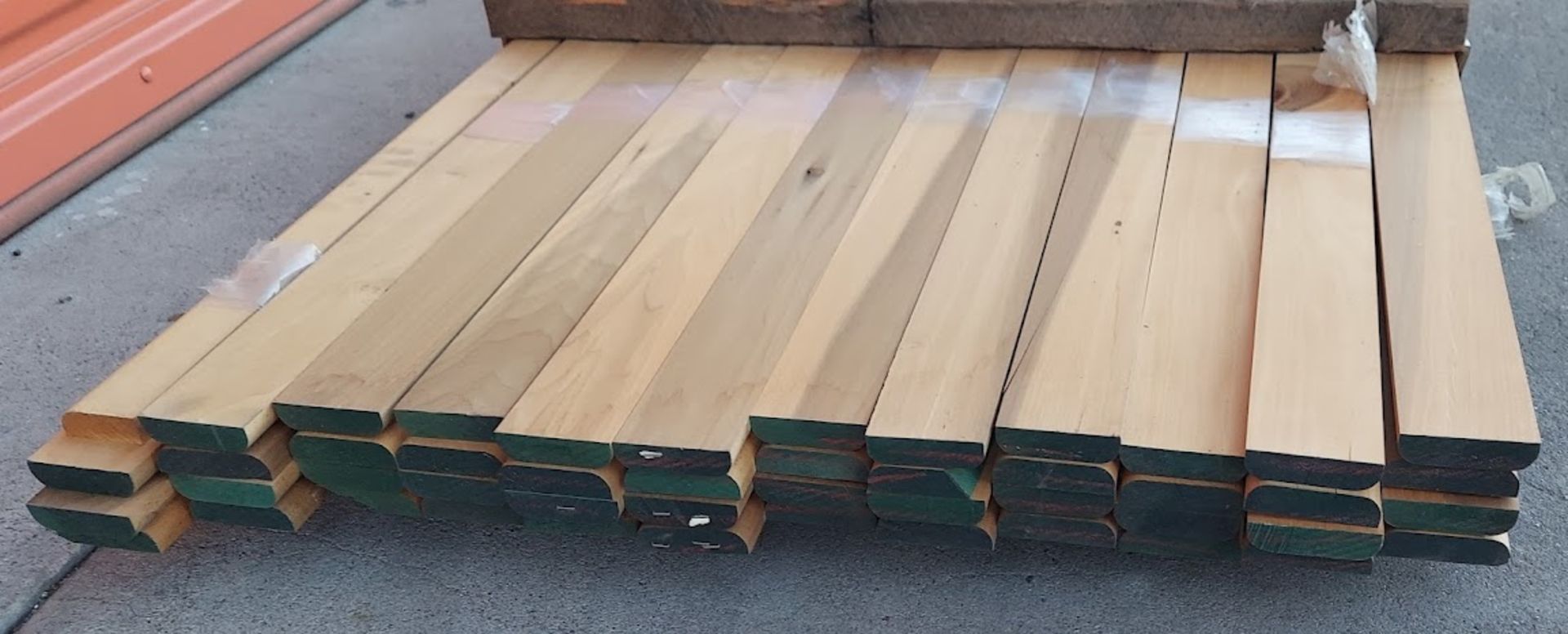 560 lf 3/4" x 2-3/4" Poplar Radius Shoe Molding 11 - 12' L - Image 2 of 4