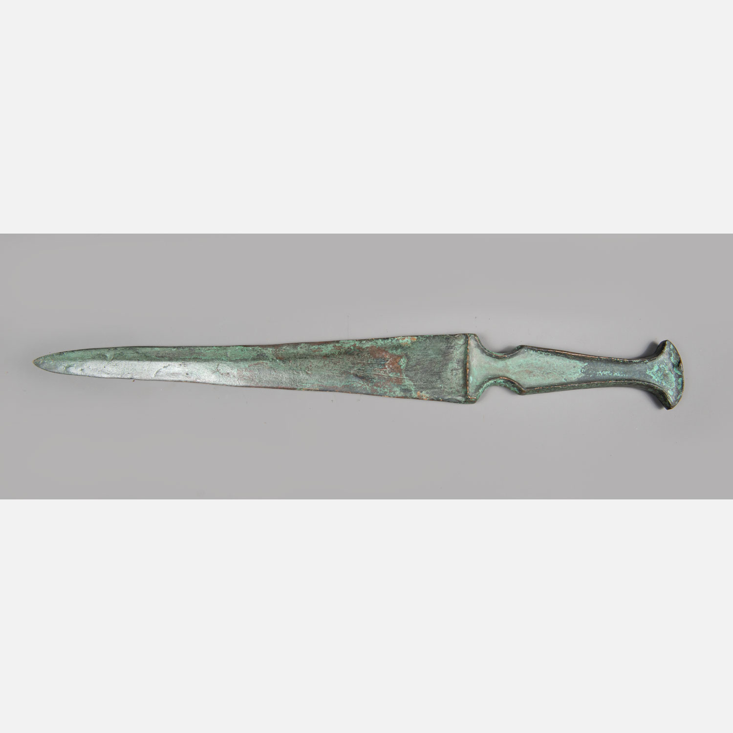 Ancient bronce dagger