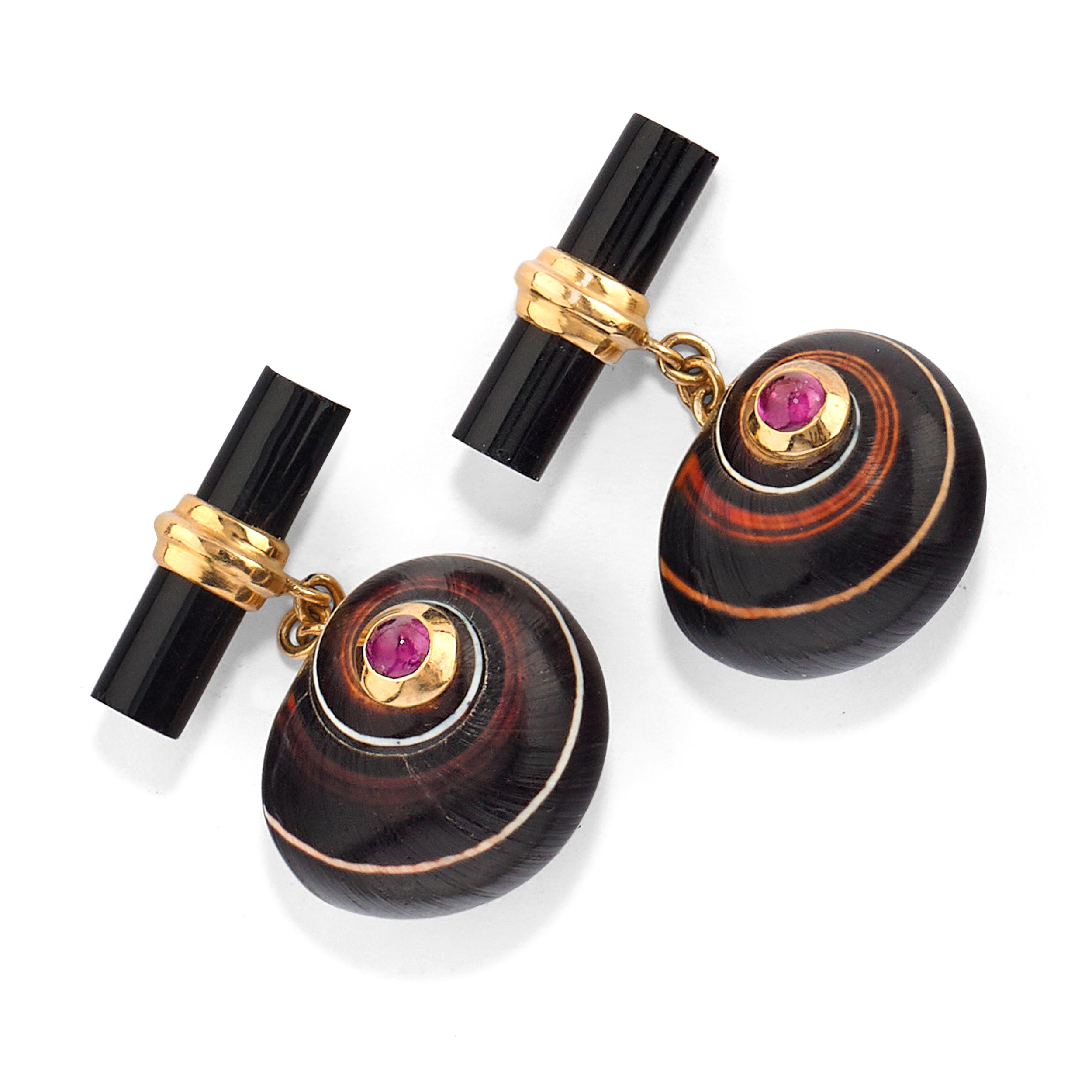 PAIRE DE BOUTONS DE MANCHETTE EN OR, COQUILLE, ONYX ET RUBIS