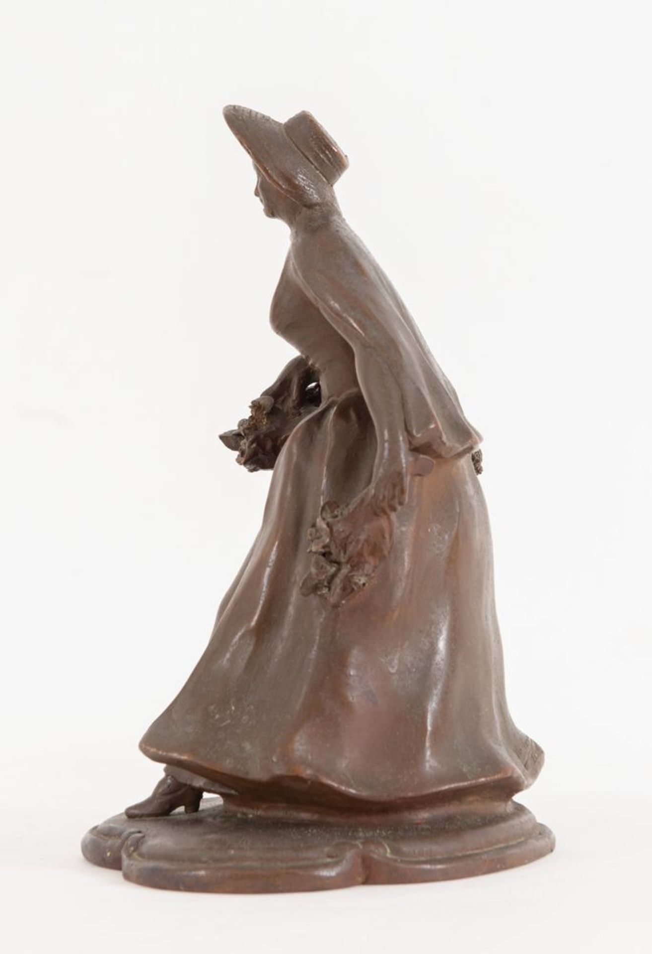 Scultura in bronzo, raffigurante fanciulla con cesto di fiori. Cm 27x18x16. - Bild 2 aus 4