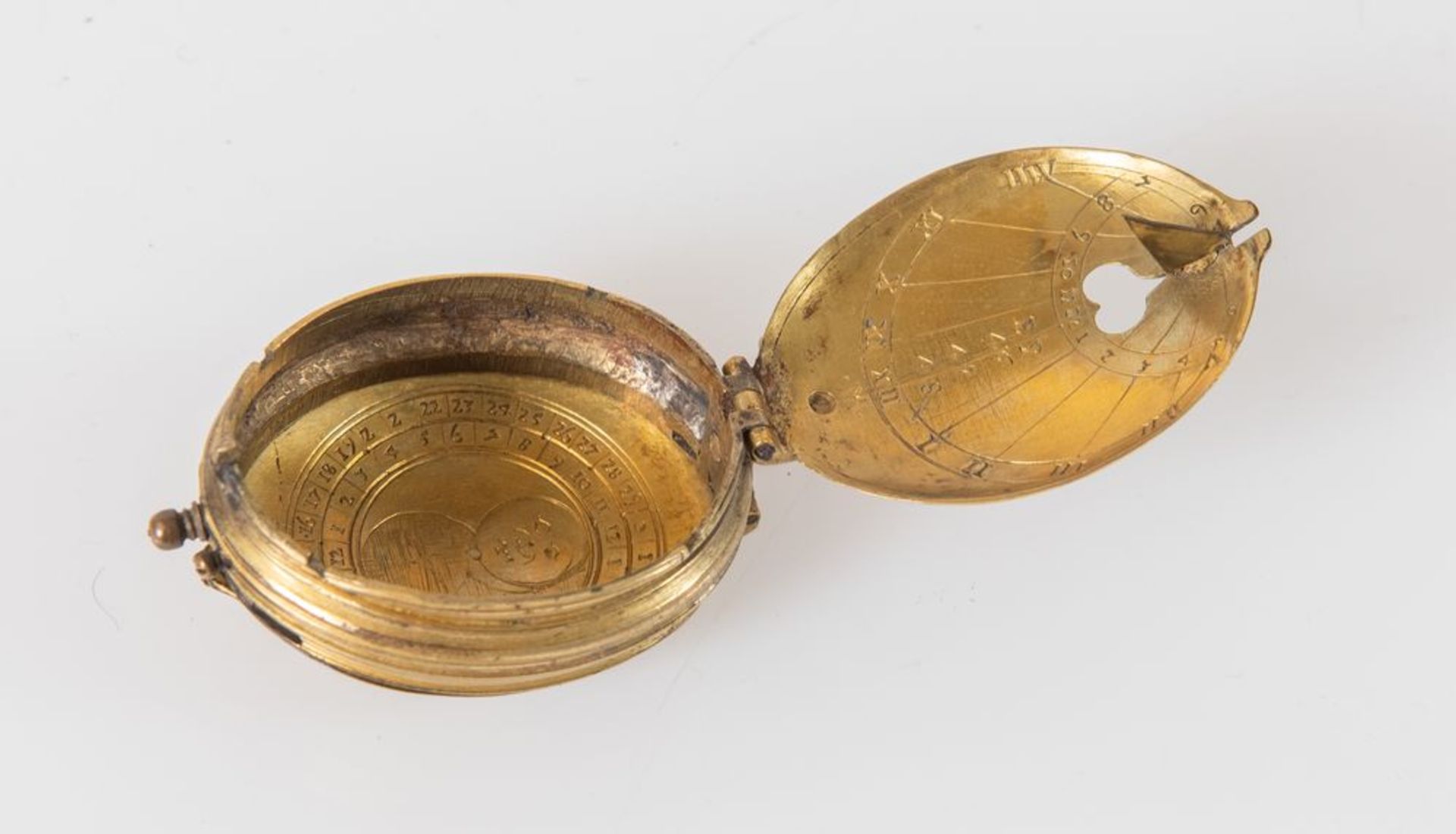 Pendaglio da collo/orologio solare in bronzo dorato. XVIII secolo. Cm 6x4. - Bild 2 aus 3