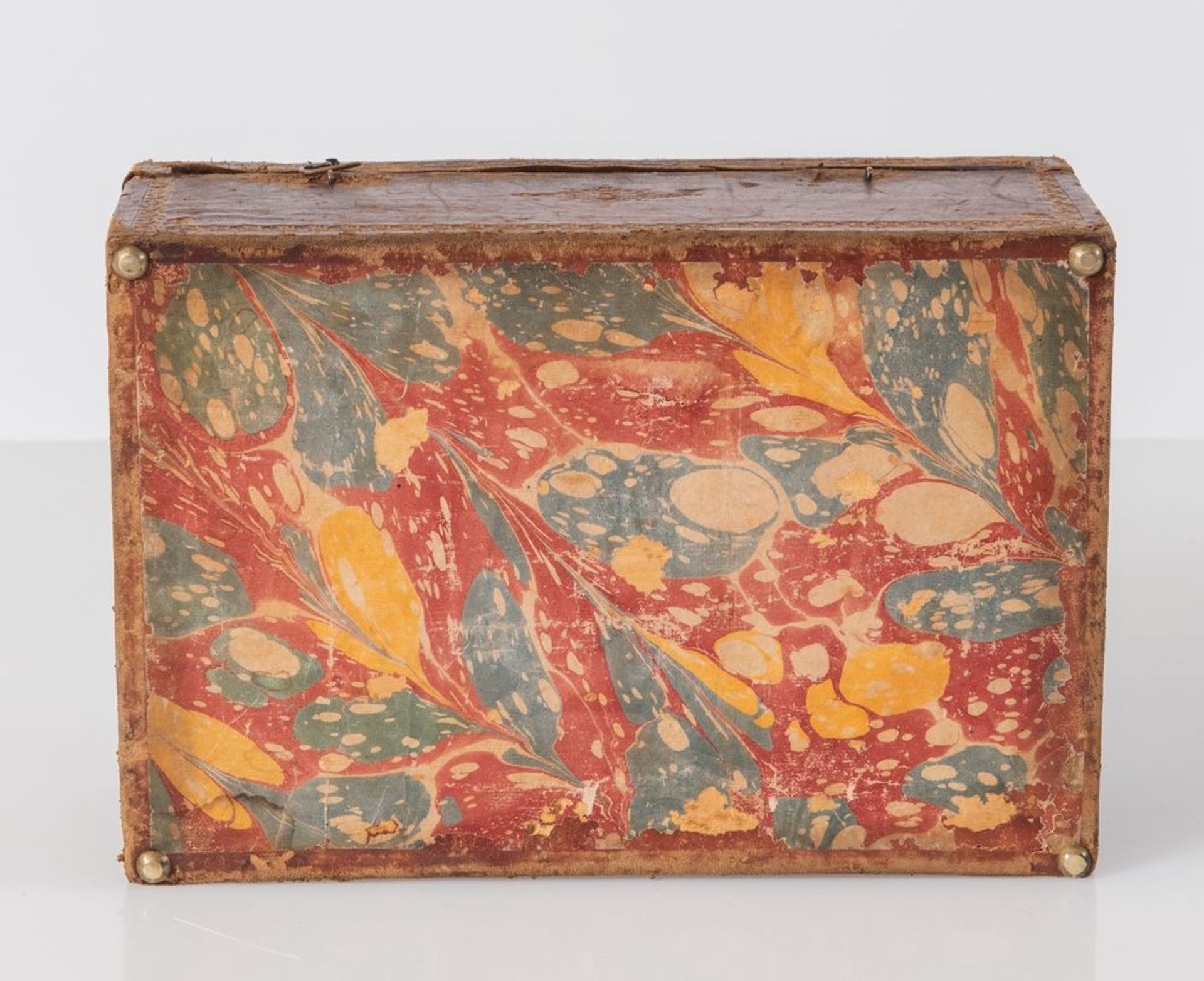 Scatola in legno rivestita in cuoio marocchino con decori dorati. XIX secolo. Cm 10,5x27x18,7. - Bild 4 aus 4