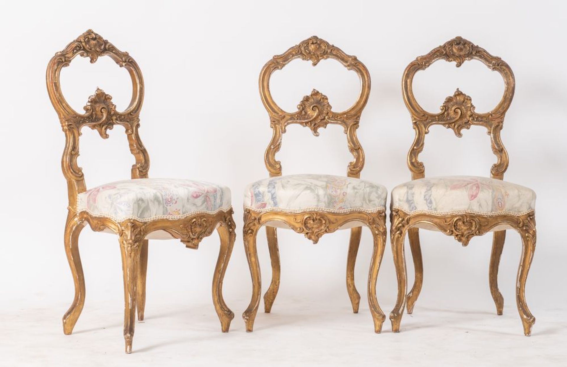 Sei sedie in legno intagliato e dorato in stile rococÃ². Tessuto ritappezzato. Realizzate alla - Bild 3 aus 3