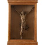 Scultura in legno raffigurante Cristo intagliato e laccato, allâ€™interno di una teca in rovere.