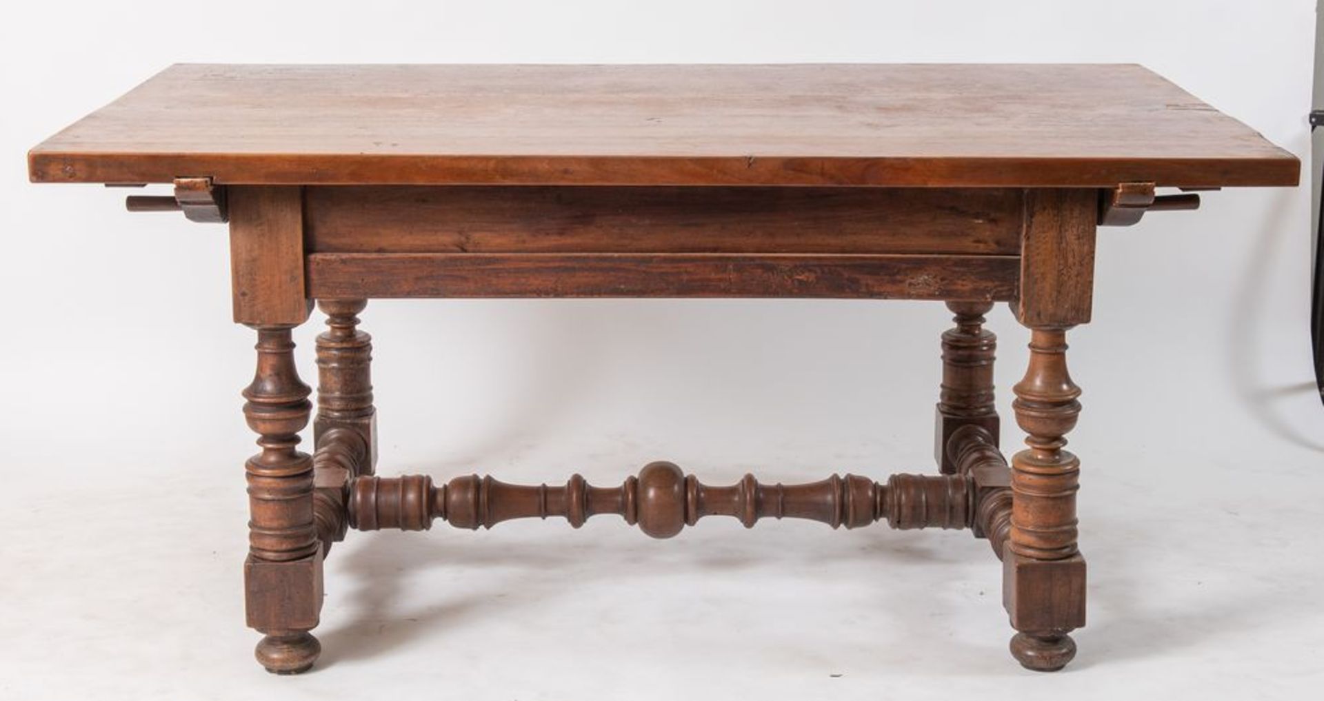 Tavolo a rocchetto in massello di noce. XVIII secolo. Cm 79,3x172,2x103. (rimaneggiature) - Bild 5 aus 5