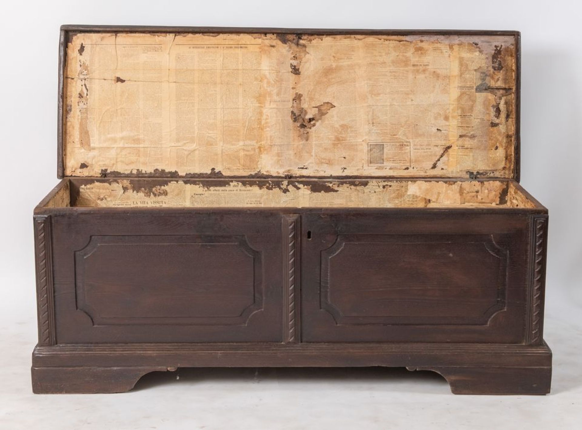 Cassapanca rustica in legno di castagno. Lombardia, fine del XVII secolo. Cm 62x164x55. - Bild 4 aus 4