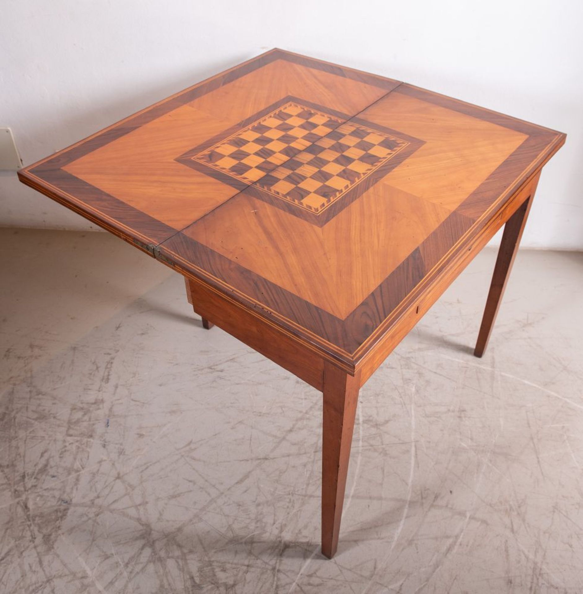 Tavolino da gioco in massello di cliegio con piano lastronato in ciliegio e noce, con motivi a - Bild 2 aus 4