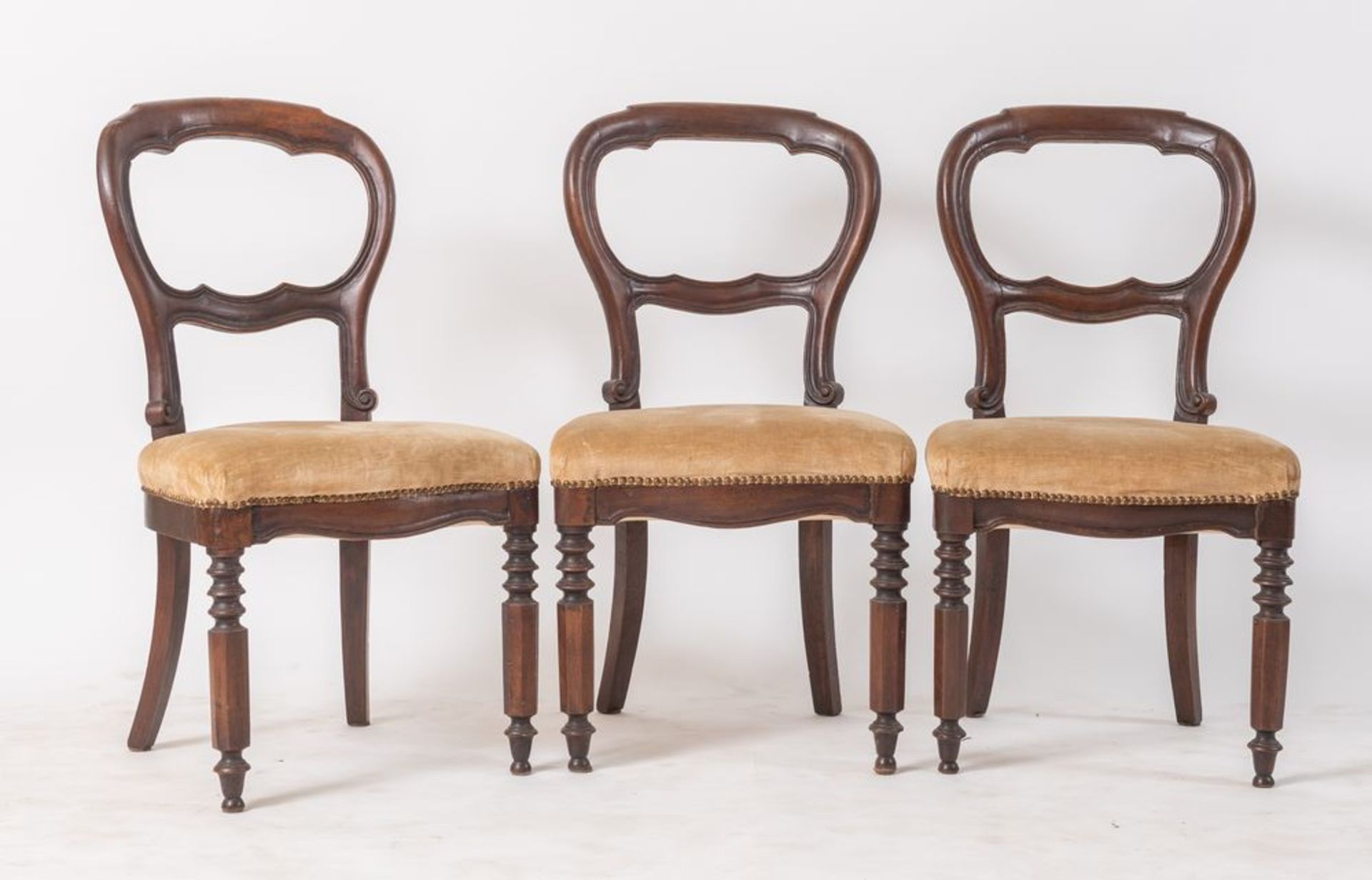 Sei sedie Luigi Filippo realizzate in massello di noce. Lombardia, seconda metÃ  del XIX secolo. - Bild 2 aus 3