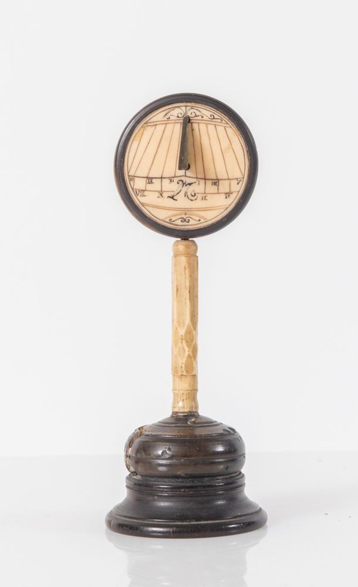 Orologio solare in ebano e materiale prezioso. Fine del XVI secolo - inizi del XVII secolo. Cm
