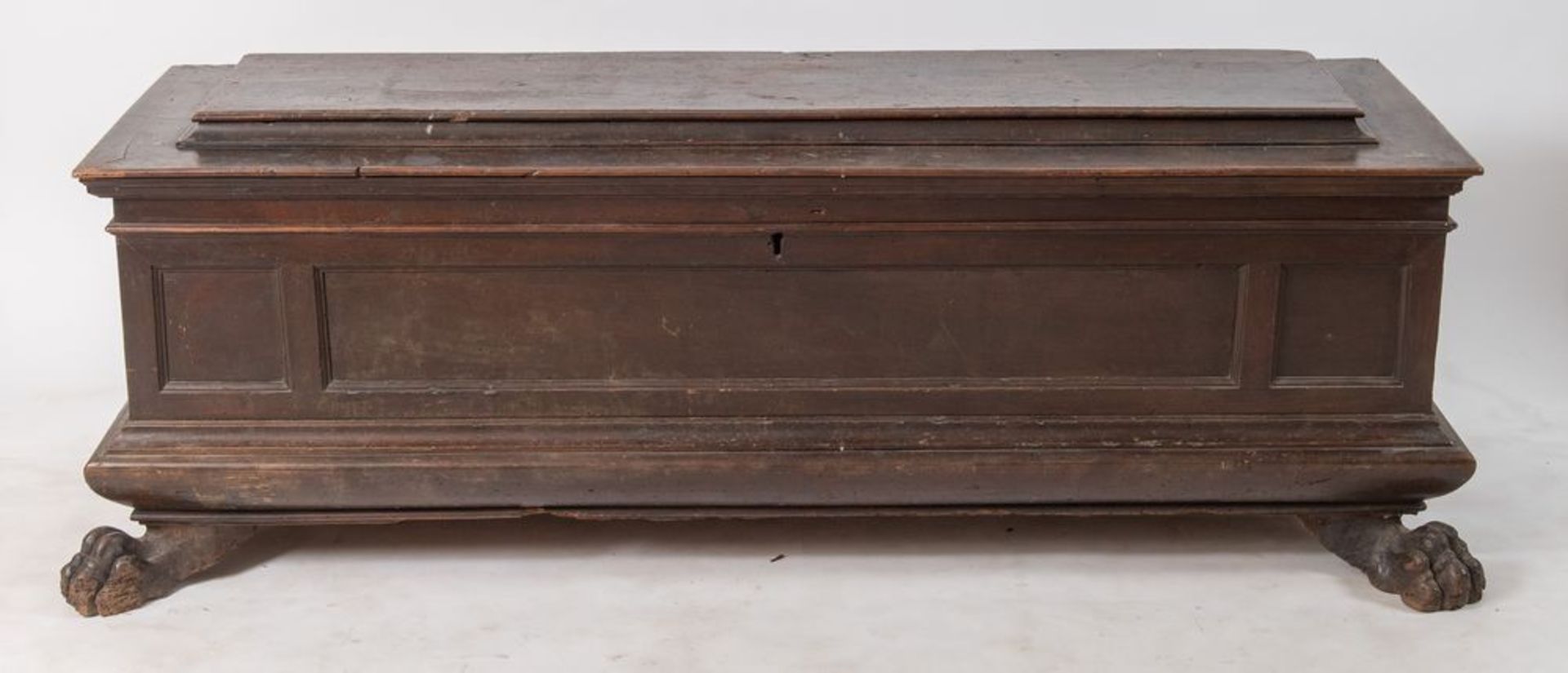 Cassapanca in massello di noce con coperchio a sarcofago. Emilia â€“ Toscana, fine del XVI - inizi - Bild 2 aus 5