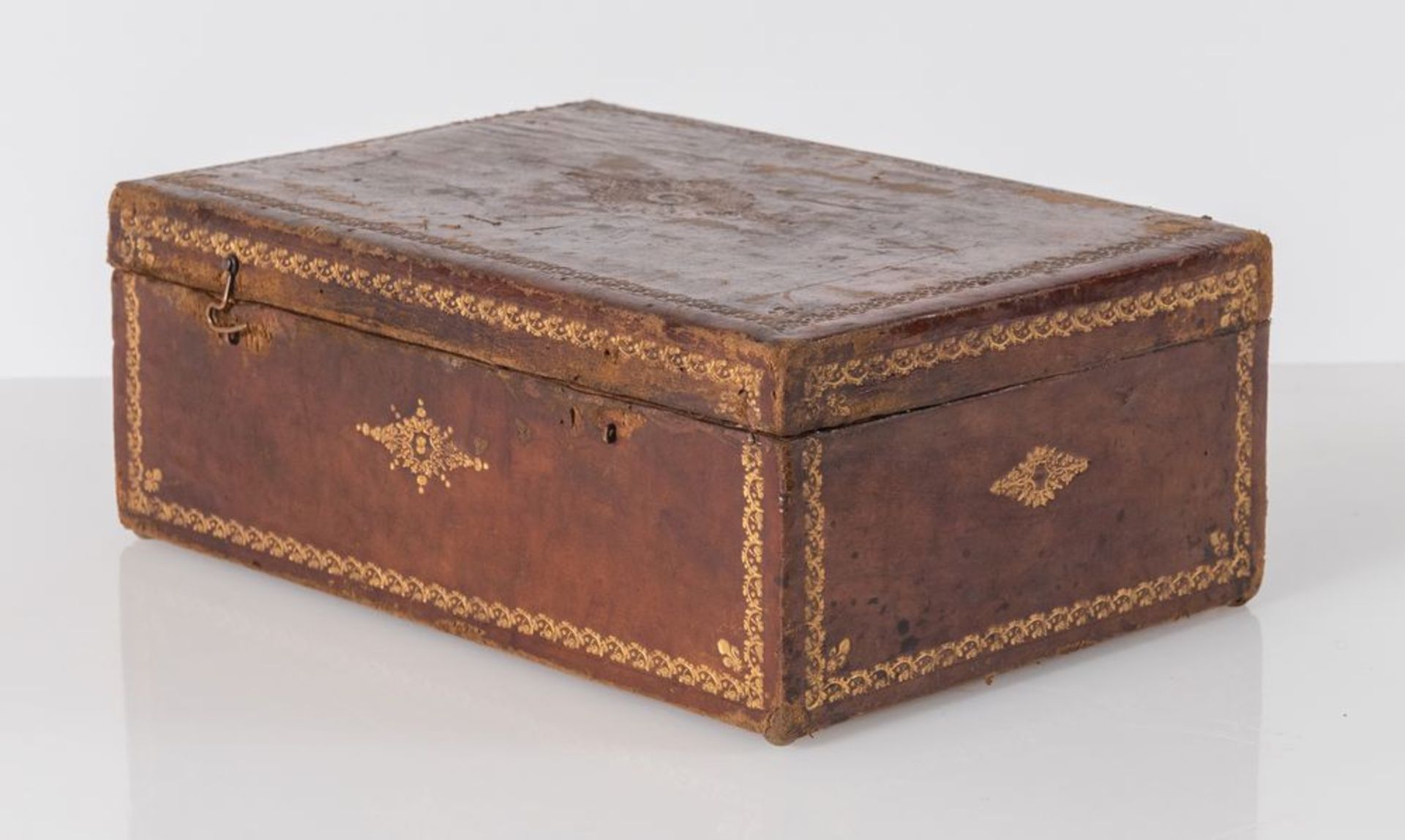 Scatola in legno rivestita in cuoio marocchino con decori dorati. XIX secolo. Cm 10,5x27x18,7. - Bild 2 aus 4