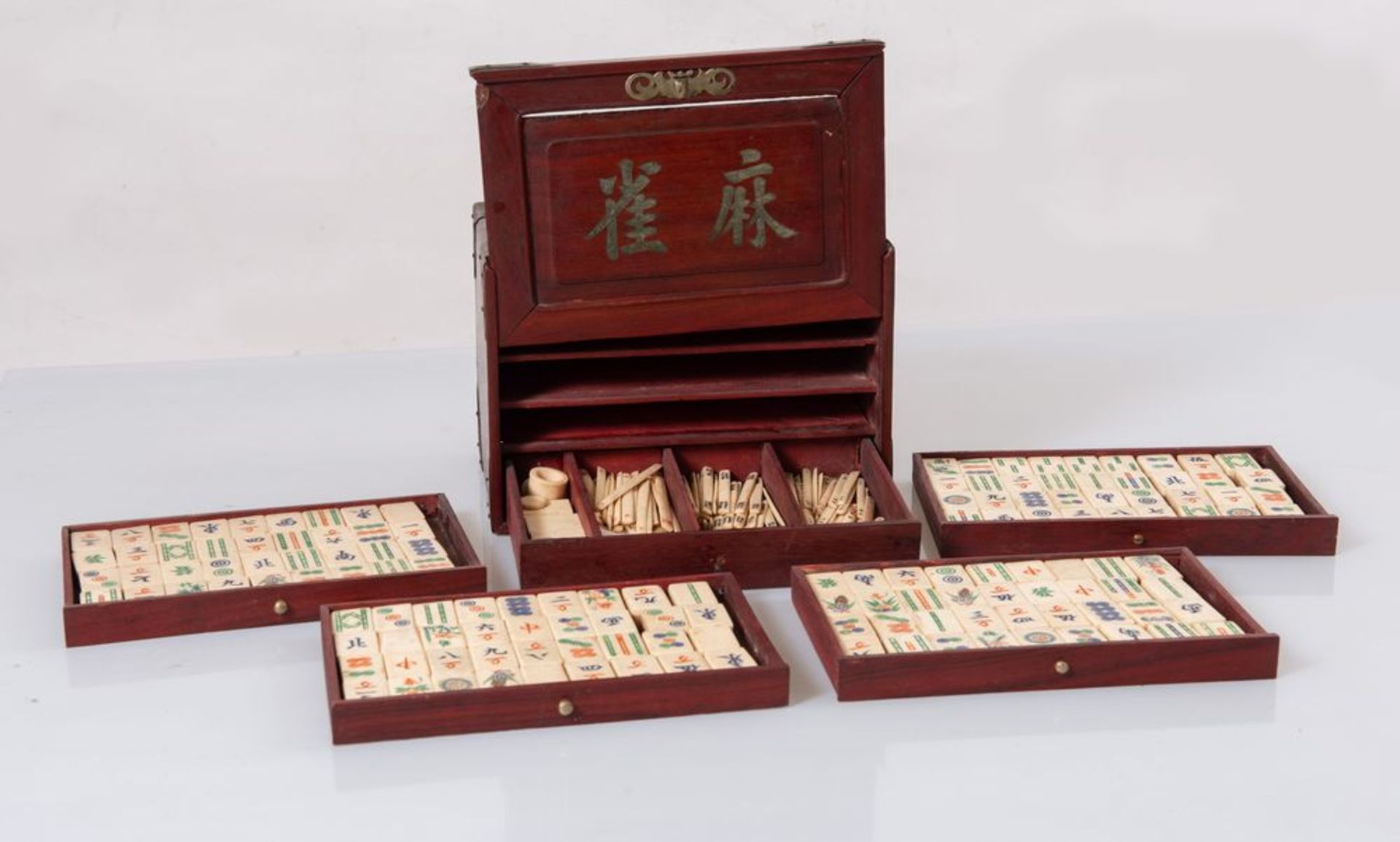 Scatola contenente gioco del MAH JONG in legno con applicazioni in bronzo. Pedine in legno di bamboo