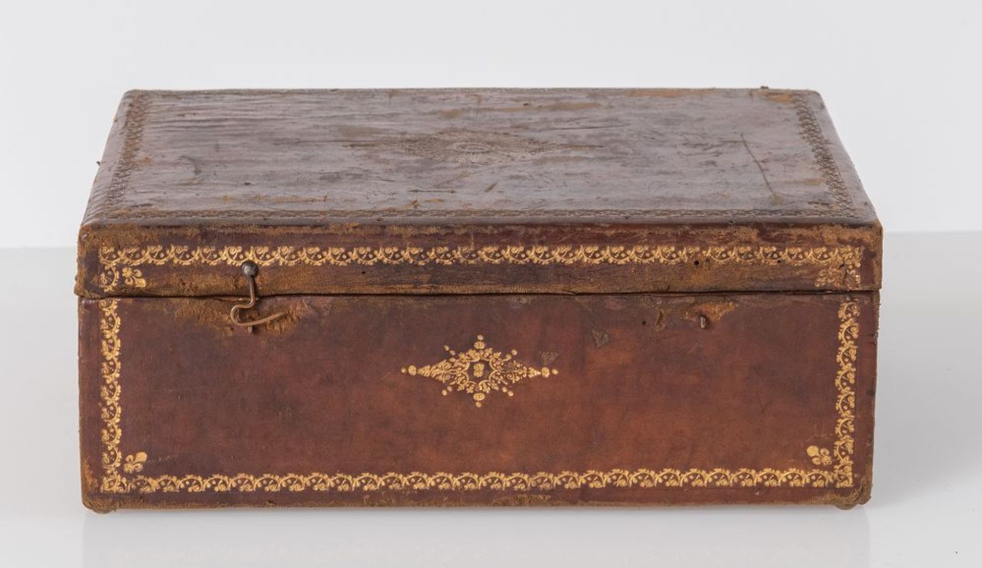 Scatola in legno rivestita in cuoio marocchino con decori dorati. XIX secolo. Cm 10,5x27x18,7. - Bild 3 aus 4