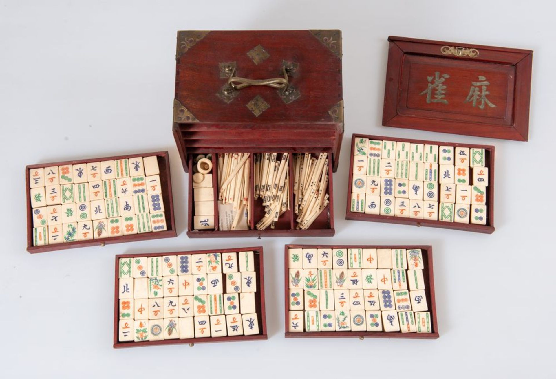 Scatola contenente gioco del MAH JONG in legno con applicazioni in bronzo. Pedine in legno di bamboo - Bild 2 aus 5