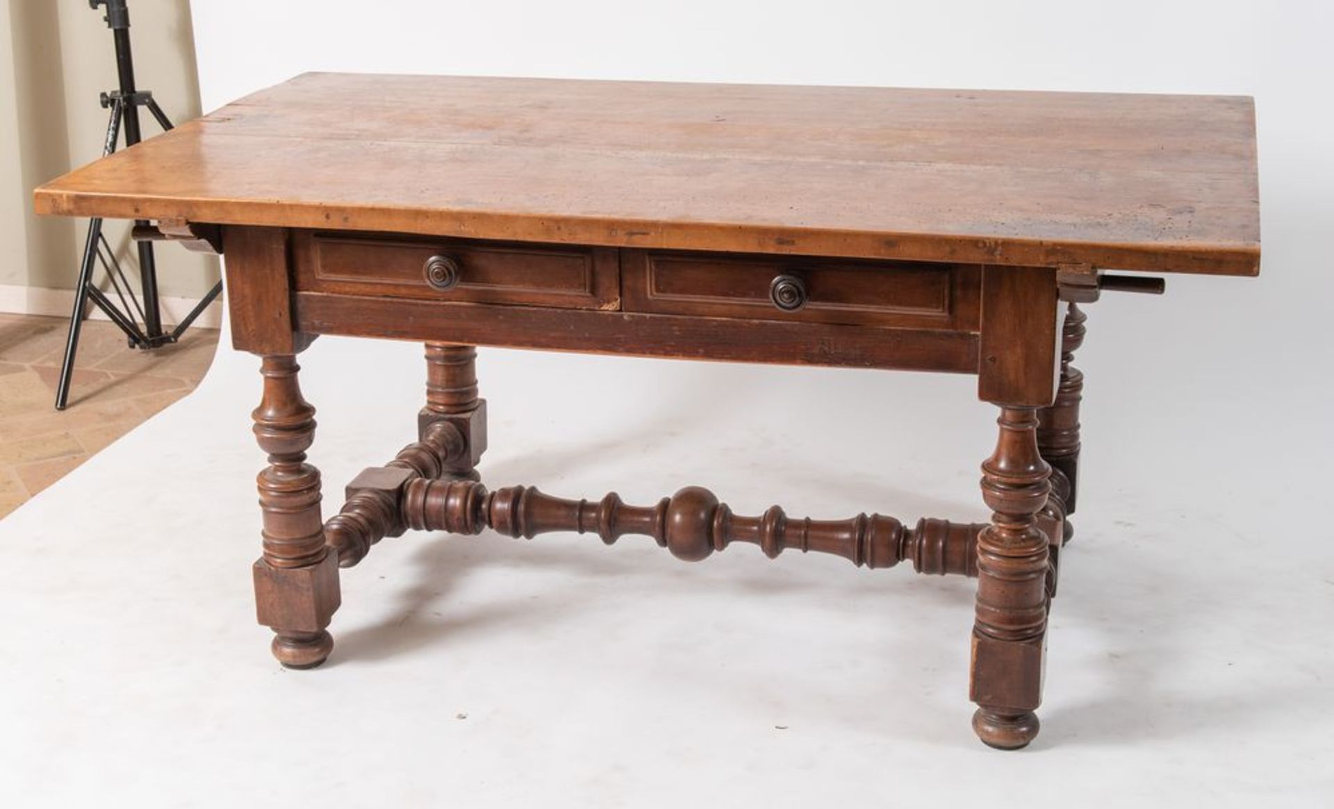 Tavolo a rocchetto in massello di noce. XVIII secolo. Cm 79,3x172,2x103. (rimaneggiature) - Bild 4 aus 5