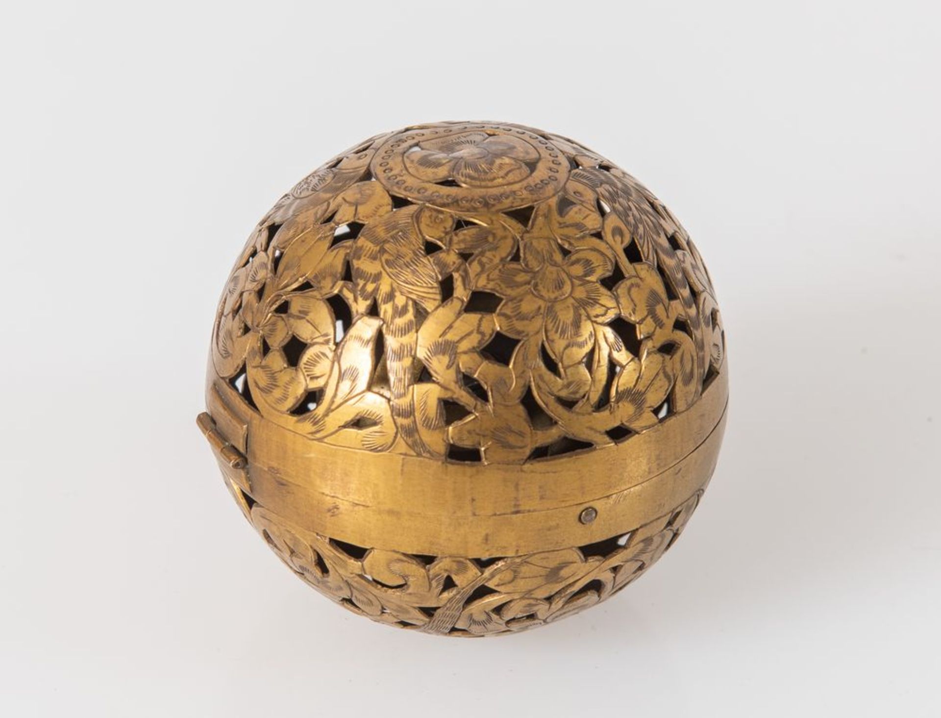 Antica bussola giroscopica racchiusa in sfera di bronzo traforata e incisa. Cm 7,5x8. - Image 2 of 3