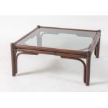 Tavolino di bamboo con piano di cristallo. Inizi del XX secolo. Cm 34x79x79.