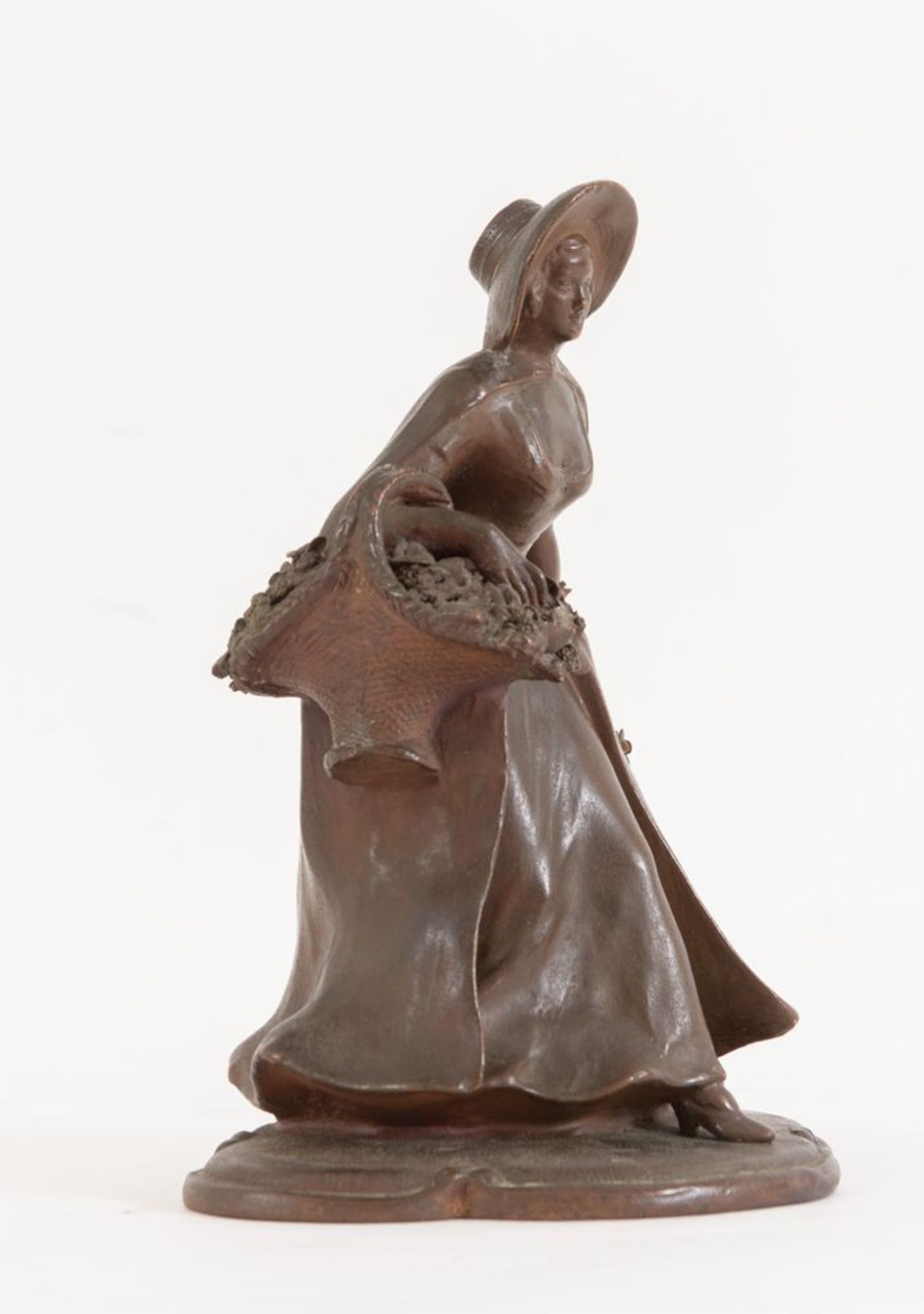 Scultura in bronzo, raffigurante fanciulla con cesto di fiori. Cm 27x18x16. - Bild 4 aus 4