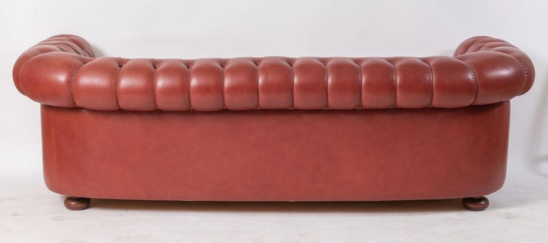 Divano modello Chesterfield in pelle rossa. Cm 66x222x91. - Bild 2 aus 2