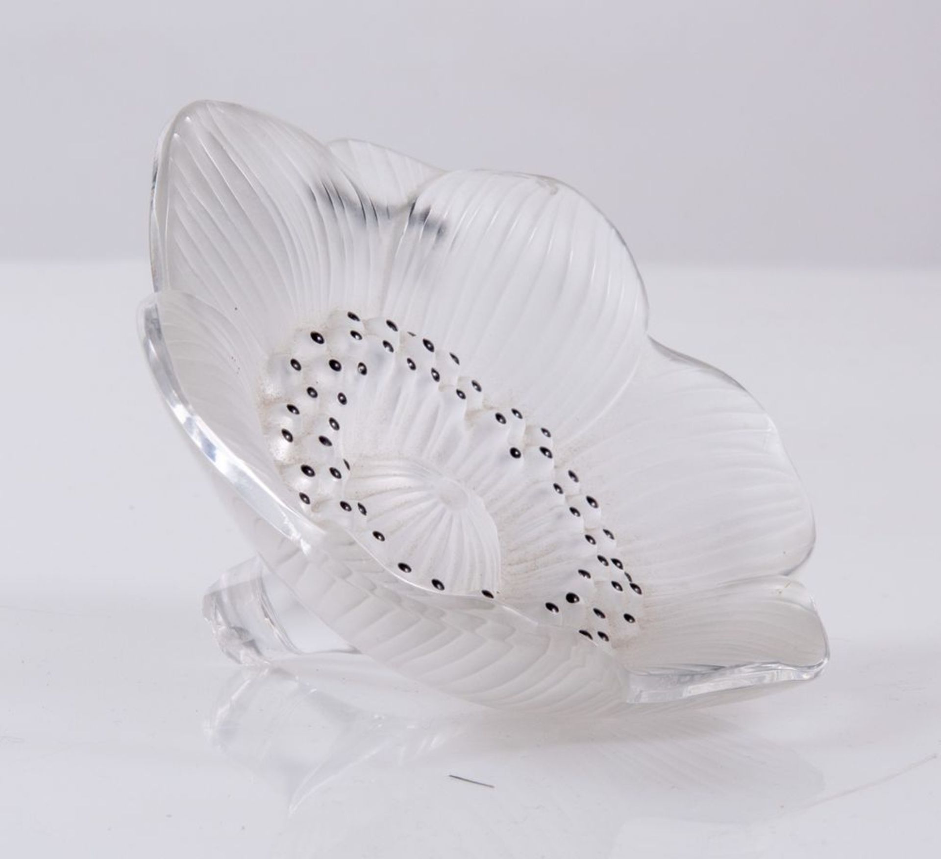 LALIQUE, Parigi. Fiore. cm 7x11x9. Sotto la base reca etichetta Lalique. - Bild 2 aus 3