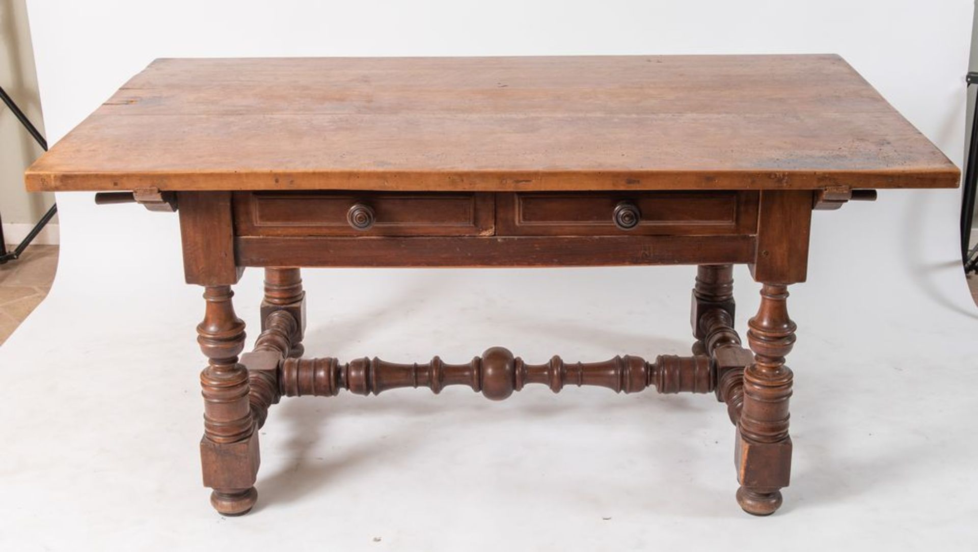 Tavolo a rocchetto in massello di noce. XVIII secolo. Cm 79,3x172,2x103. (rimaneggiature) - Bild 3 aus 5