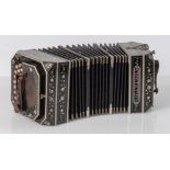 Bandoneon concertina in legno di ebano con intarsi in madreperla e avorio. Inizi del XX secolo. Cm