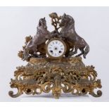 Orologio parigina in bronzo dorato e argentato. Reca una coppia di cavalli rampanti. Francia, ultimo